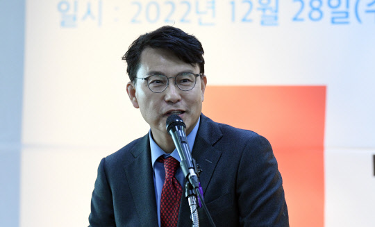 지난 2022년 12월28일 오전 강원 원주 웨딩타운에서 열린 국민의힘 원주갑 당원협의회 당원 연수에서 당권주자인 윤상현 의원이 축사를 하고 있다.<연합뉴스>